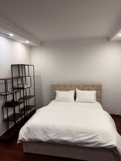 Studio In Bllok Тирана Екстер'єр фото